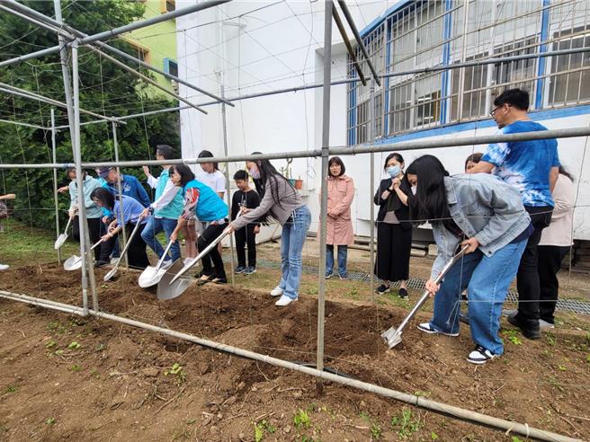台北市今年進一步與新北市、基隆市與桃園市3縣市合作，未來3年一起盤點校園內樹木數量及種類，並辦理教師傳授學習「碳匯」概念及計算方式，以便融入課程，讓「淨零排放」向下扎根。（台北市教育局提供／蔡佩珈台北傳真）
