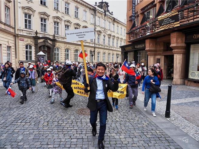 高雄市前金国小管乐团代表台湾参加「2024 Youngbohemia Prague Festival(布拉格青年波希米亚音乐节) 」，勇夺最高荣誉金牌奖，让青天白日国旗飘扬欧洲舞台。（高雄市教育局提供／任义宇高雄传真）