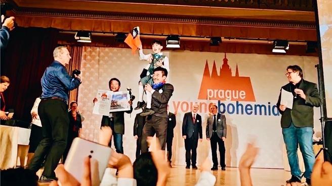 高雄市前金国小管乐团代表台湾参加「2024 Youngbohemia Prague Festival(布拉格青年波希米亚音乐节) 」，勇夺最高荣誉金牌奖，让青天白日国旗飘扬欧洲舞台。（高雄市教育局提供／任义宇高雄传真）