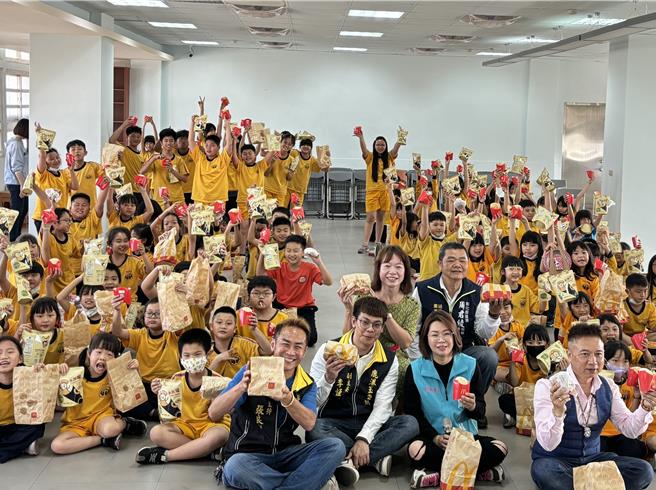 YT「董事长带头玩」等团体26日在彰化县伸港乡伸仁国小举办「童欢童呿麦当劳活动」，100多名师生开心享用麦当劳餐点。（彰化县议员周君绫提供／孙英哲彰化传真）