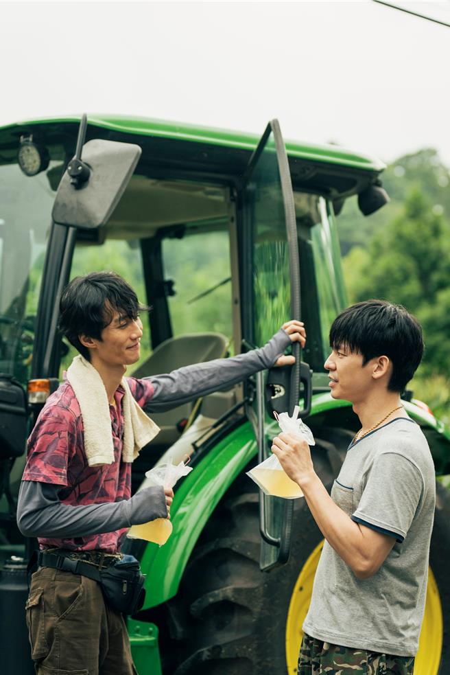 李英宏（左）与林柏宏在片中互为麻吉好兄弟。（伯乐影业提供）