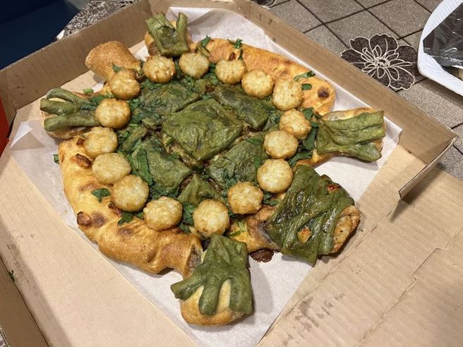 必胜客近日推出「草仔龟披萨」，造型、内容物、口感都引发话题。（图／取自沈政男脸书）