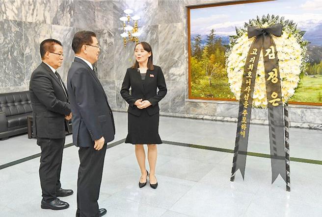 北韩最高领导人金正恩的胞妹、劳动党中央委员会副部长金与正（右）。（中新社）