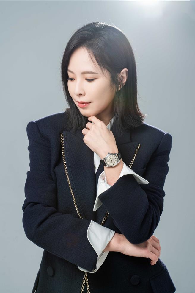 天心以俐落套裝搭配浪琴征服者Conquest Heritage腕表，打造女強人姿態。Longines Conquest Heritage征服者復刻腕表，售價12萬9500元。（石智中攝，服裝提供Chloe）