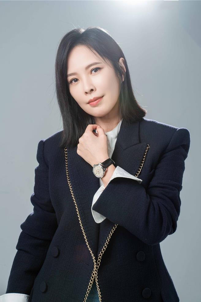 天心以俐落套裝搭配浪琴征服者Conquest Heritage腕表，打造女強人姿態。Longines Conquest Heritage征服者復刻腕表，售價12萬9500元。（石智中攝，服裝提供Chloe）