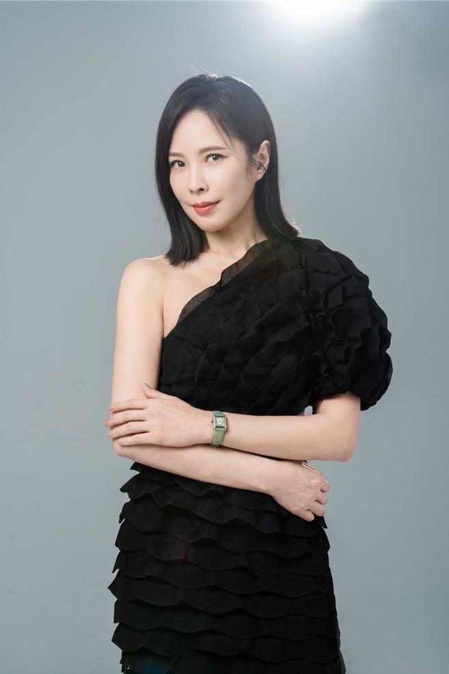 天心以柔美的不對稱禮服現身，搭配腕表則挑選小巧別緻的Longines迷你多情系列。Longines mini Dolcevita綠色鱷魚皮帶石英腕表，售價12萬2300元。（石智中攝，服裝提供Chloe）