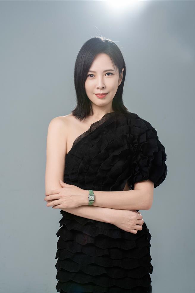 天心以柔美的不對稱禮服現身，搭配腕表則挑選小巧別緻的Longines迷你多情系列。Longines mini Dolcevita綠色鱷魚皮帶石英腕表，售價12萬2300元。（石智中攝，服裝提供Chloe）