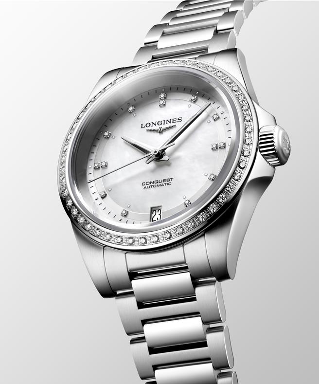 浪琴征服者系列腕表，採用不鏽鋼和陶磁打造，並有錶圈美鑽鑲飾，售價13萬7900元。（Longines提供／黃唯淯台北傳真）