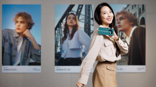 realme 12+ 5G由精品名表設計師Ollivier Saveo跨界打造，貫穿機背的3D菱鍛錶帶紋理，搭配防塵耐磨的精工科技奈米素皮。（realme提供／古明弘台北傳真）