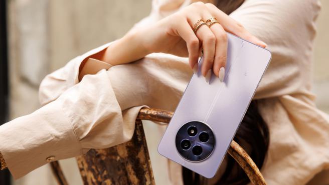 realme 12 5G暮光紫。（realme提供／古明弘台北傳真)