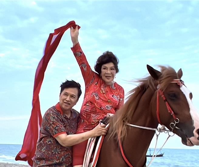 李朝永和阿姑一起騎馬。（李朝永提供）