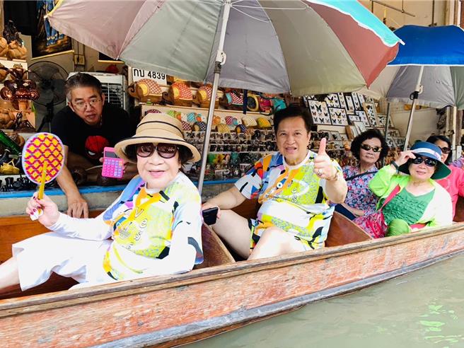 阿姑（左起）、李朝永到泰國水上市場旅遊。（李朝永提供）