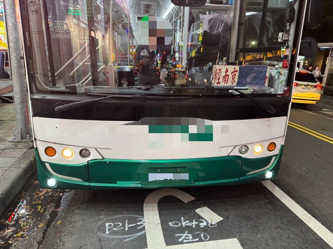 公车车头保险杆有撞击的痕迹。（翻摄画面）