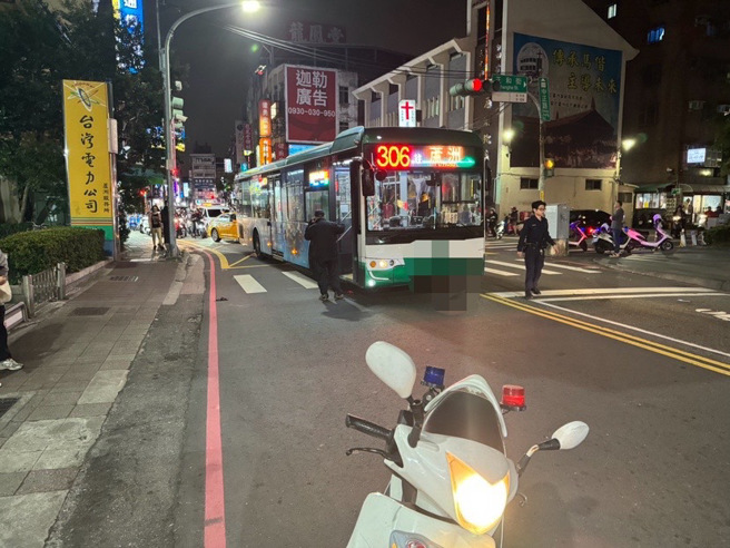 公车疑似闯红灯，行人也没看路况衝出来，双方发生碰撞。（翻摄画面）