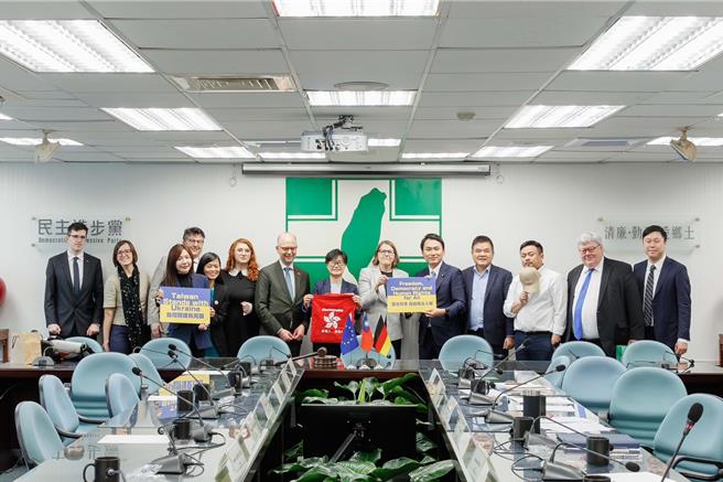 欧洲议会拜会民进党：如果俄国像是颱风，大陆就像是气候变迁。(图：民进党提供)