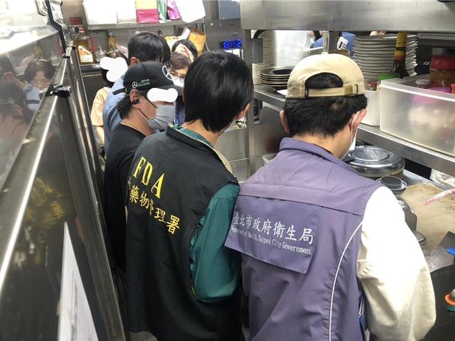 台北市「宝林茶室信义A13」疑爆发食物中毒案件，食药署今天傍晚主动前往稽查，採样检体将带回食药署检验。（图取自王必胜脸书）