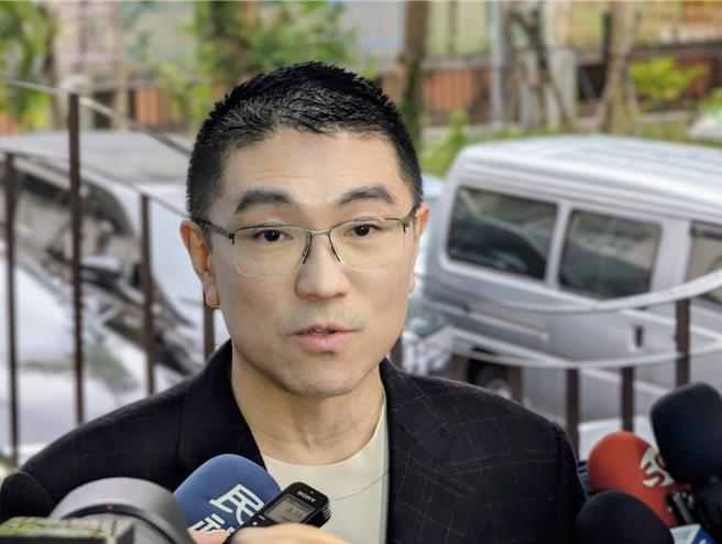 基隆市长谢国梁26日受访时表示，他就任基隆市长以来，市府已经还了超过9亿元公共债务，将持续做更多有感施政。（张志康摄）