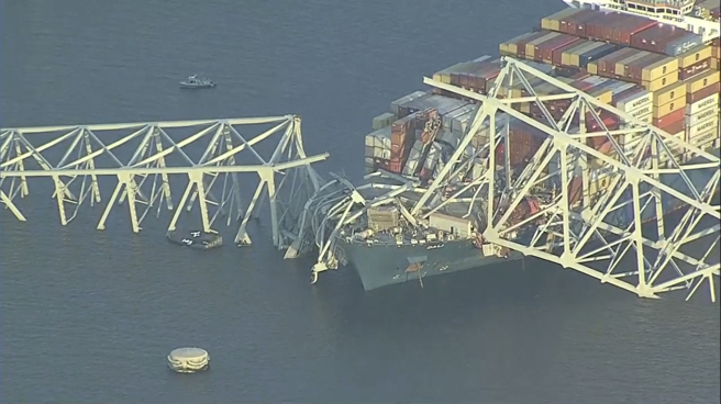 巴爾的摩港「法蘭西斯史考特基大橋」26日遭一艘貨輪撞擊橋墩，橋身斷成多截落水。（美聯社）