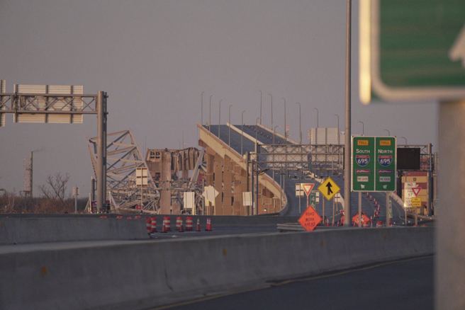 巴爾的摩港「法蘭西斯史考特基大橋」26日凌晨遭貨輪撞擊橋墩，橋面攔腰折斷，景象令人不寒而慄。（美聯社）