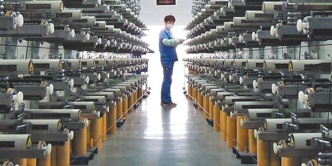 企業需要根據氣候變遷的趨勢和需求，創新和轉型自己的營運模式，並透過與供應商合作，開發低碳產品和服務，創造競爭優勢。圖／新華社