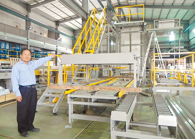 颖造机械董事长许春草表示，可依照客户的各种瓶、罐装产品量身打造单层或双层型式机种。图／江伟琳