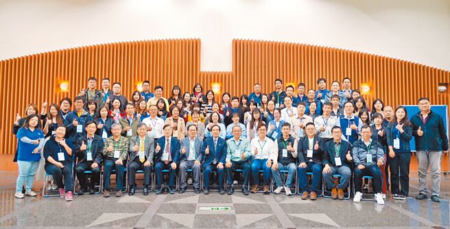 宣鑫總經理邱春茂（前排右六）參加勤益科大舉辦產學合作專班廠商座談會，與校長陳文淵（前排右七）及60家中部大廠代表合影。圖／業者提供