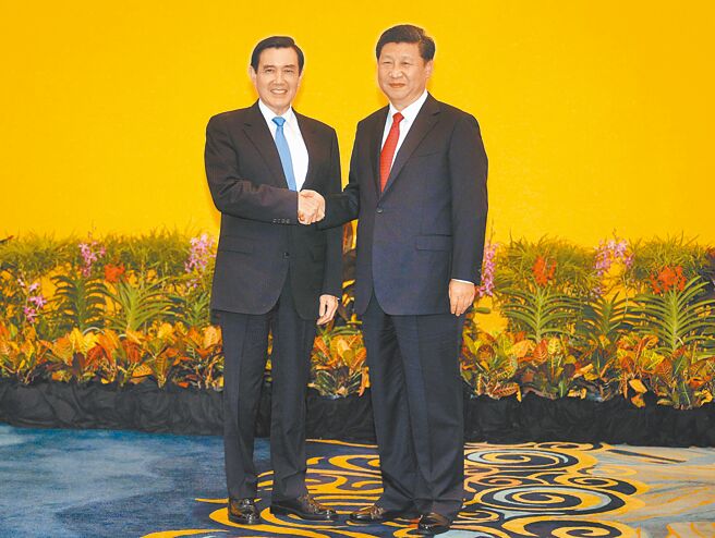 前总统马英九4月1日出访大陆，是否会晤大陆领导人习近平备受关注，图为2015年马英九（左）及习近平（右）在新加坡首度会面，双方握手致意。（本报资料照片）