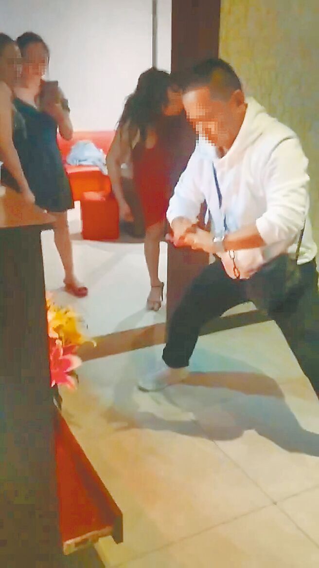 曾登上国军《莒光园地》节目採访的澎防部「战车职人」庄姓上士，竟在越南店酒后起乩，近日遭人爆料，军方调查后予以惩处。（翻摄画面／许逸民澎湖传真）