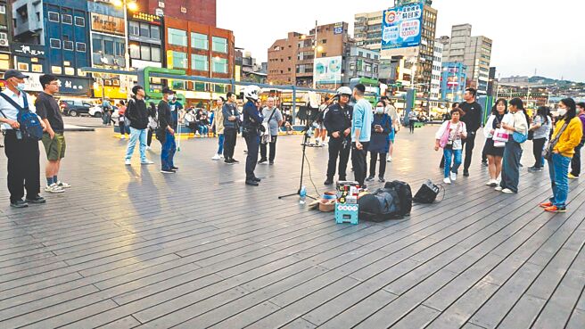基隆市海洋廣場自2018年起不開放街頭藝人展演，1名街頭藝人24日執意要在廣場上演唱，與警方爆發口角衝突。（摘自臉書社團基隆人日常／張志康基隆傳真）