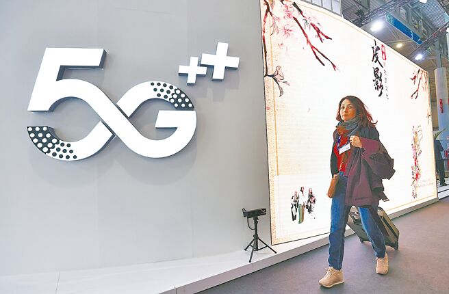 大陆工信部表示，5G网路用户已占整体手机用户的48.8％，合计约8.51亿户。图为世界移动通信大会，中国移动展台。（新华社）