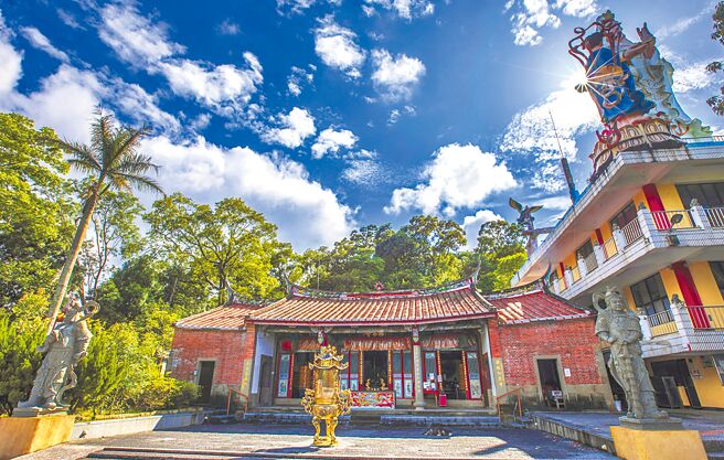 新竹縣文化局續辦百年寺廟宗教文物普查建檔計畫，將普查橫山樂善堂等45處廟宇的文物建檔。（羅浚濱攝）