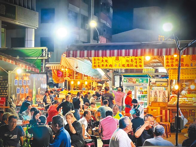高市府經發局搭配演唱會檔期推出「加食延暢」專案，前鎮夜市生意大幅成長，攤商還延長營業。（高市經發局提供／柯宗緯高雄傳真）（飲酒過量 有礙健康）