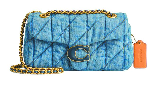 COACH TABBY 20绗缝单肩牛仔包，2万1800元。（COACH提供）