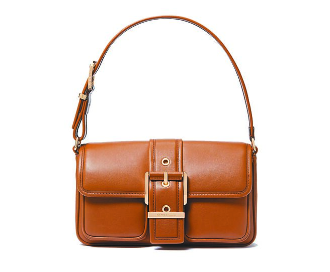 MICHAEL KORS COLBY咖啡色皮革肩背包，1万8800元。（MICHAEL KORS提供）