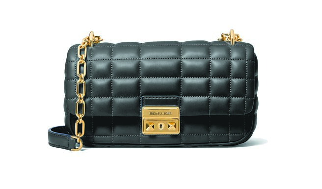 MICHAEL KORS TRIBECA黑色大型炼带包，1万9000元。（MICHAEL KORS提供）