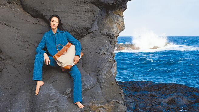 劉雯演繹Bottega Veneta Andiamo包款。（Bottega Veneta提供）