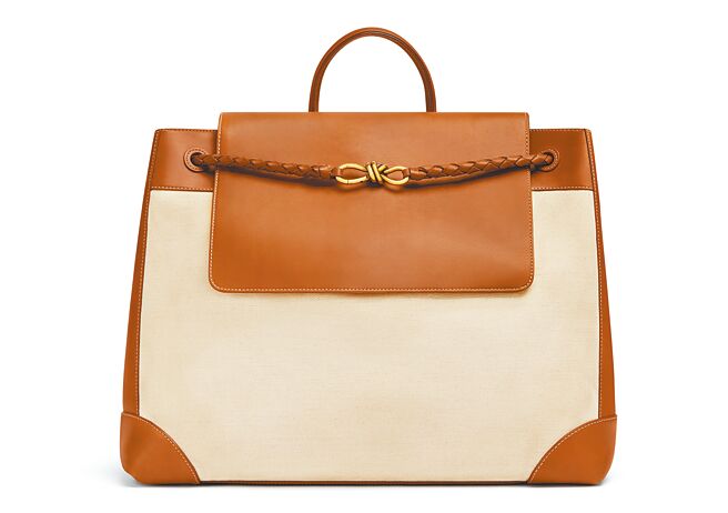 劉雯ANDIAMO皮革帆布寬版肩背帶大型手提包，26萬2500元。（Bottega Veneta提供）