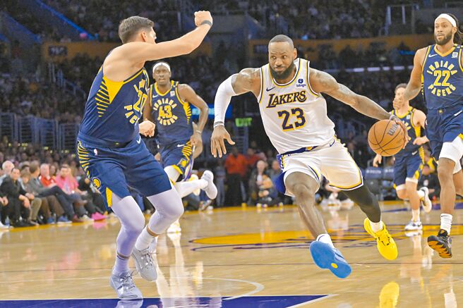 詹姆斯一邊運球，一邊想用速度與力量強行突破。（路透）