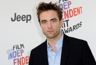 罗伯派汀森正式升格人父  与超模女友推婴儿车现身