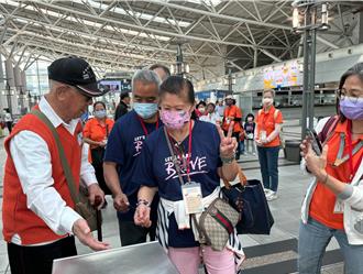 40位獨老首搭高鐵遊台北 97歲爺攜手76歲奶當「不老站務員」