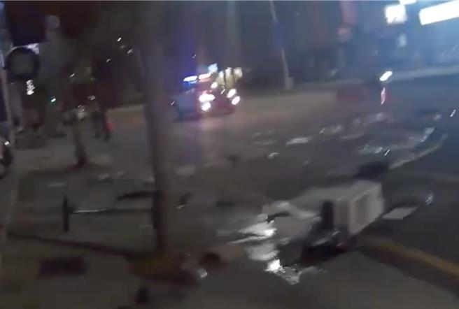 台中市許姓男子疑酒後情緒失控，昨晚（26日）將屋內衣物、窗戶、洗衣機等物品，從租屋處3樓往樓下大馬路丟棄。（民眾提供／王煌忠台中傳真）