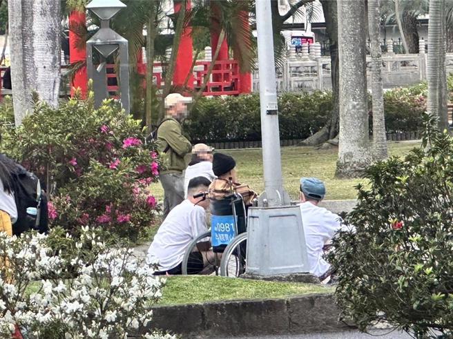 阮经天与弟弟在公园陪妈妈聊天。（读者提供）