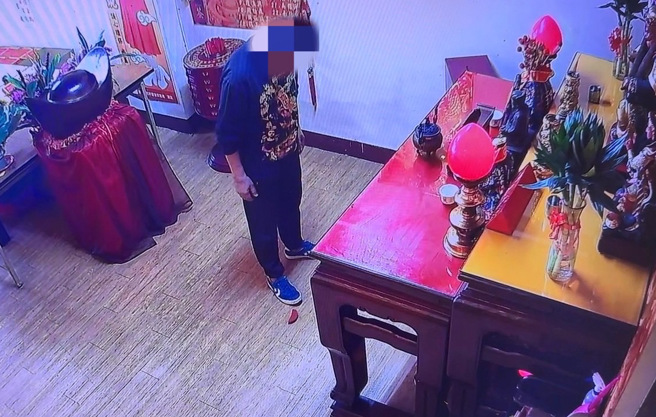 曾姓妈宝男偷香油钱，被逮时瞎掰有先「掷圣筊」，经过土地公同意才下手。（翻摄画面）