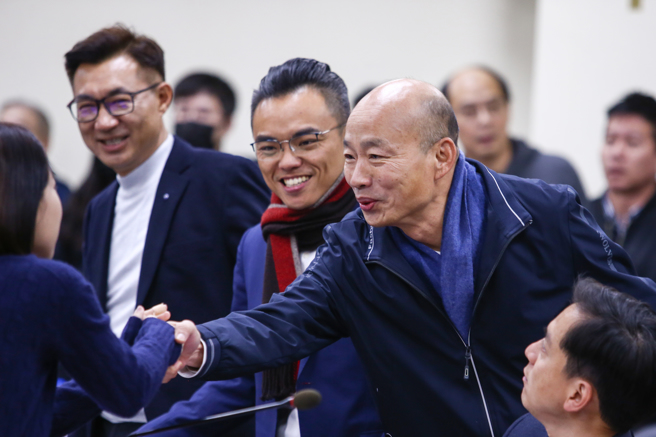 國民黨立委洪孟楷（中）認為，立法院長韓國瑜（右）的「真」是民調高、聲量大的主因。（資料照，鄧博仁攝）