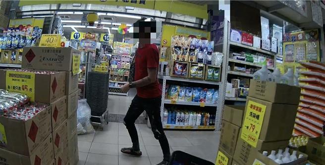 有两条通的32岁黄姓男子25日晚间因违规停车遭到拦查，没想到他见警上前马上拔腿狂奔。（高市苓雅分局提供／杨舒婷高雄传真）