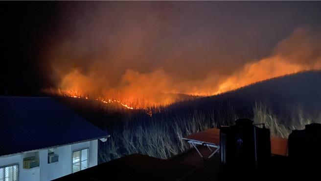 2024年3月27日澎湖縣／望安鄉兩島26日燒草火警還險撤離，警消疲於奔命。圖為花嶼國小北側銀合歡林火光熊熊。（民眾提供／許逸民澎湖傳真）