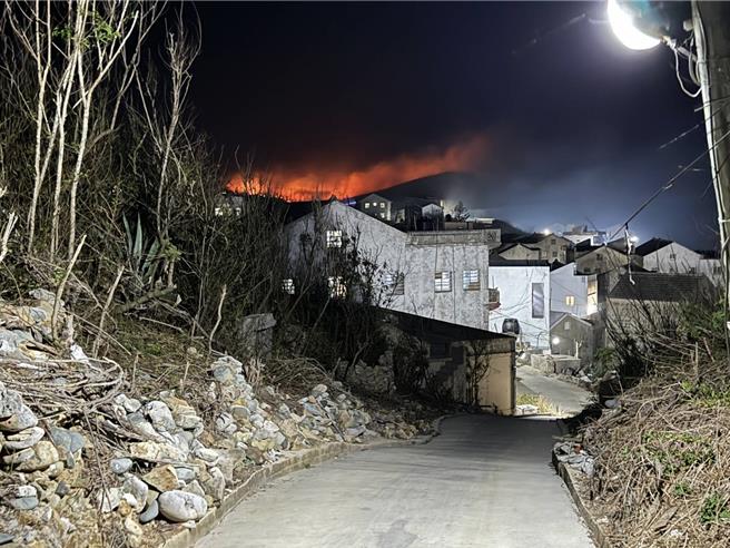 2024年3月27日澎湖縣／望安鄉兩島26日燒草火警還險撤離，警消疲於奔命。圖為花嶼山頭火勢在大風助長下，往村落逼近。（民眾提供／許逸民澎湖傳真）
