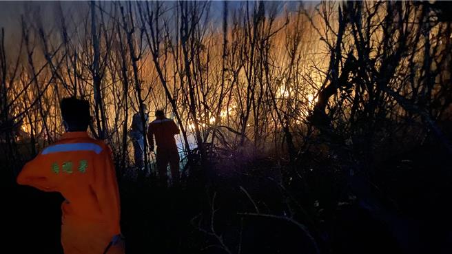 2024年3月27日澎湖縣／望安鄉兩島26日燒草火警還險撤離，警消疲於奔命。圖為花嶼燒草火警，岸巡人員也投入撲滅火勢。（民眾提供／許逸民澎湖傳真）