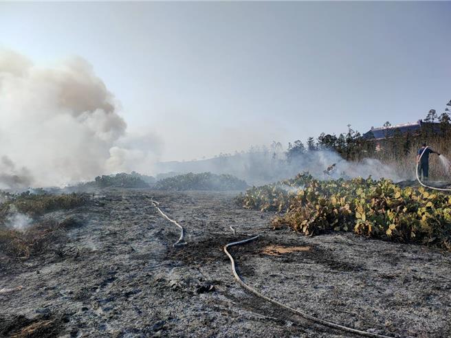 2024年3月27日澎湖縣／望安鄉兩島26日燒草火警還險撤離，警消疲於奔命。圖為望安警消撲救東安村納骨塔前燒草火警。（澎湖消防局提供／許逸民澎湖傳真）