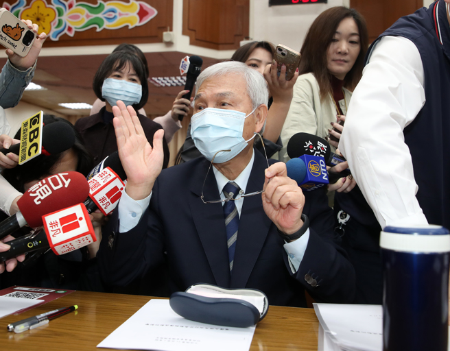 立法院财政委员会27日邀请行政院主计总处主计长朱泽民、中央银行总裁杨金龙（图）、经济部率台湾电力股份有限公司就电价大涨及央行升息对物价波动的影响进行专题报告，并备质询。（刘宗龙摄） 